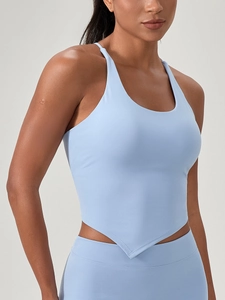 Top sportivo celeste da donna con spalline sottili e dettaglio orlo a V per yoga