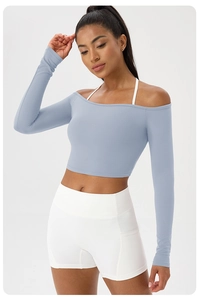 Détail du haut court de yoga bleu clair à épaules dénudées avec tissu lisse et coupe slim