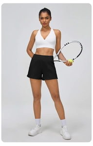 Détail du short de yoga taille haute et brassière de sport col V sur mannequin