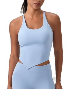 Canotta yoga azzurra con orlo asimmetrico e design sportivo traspirante imbottito