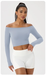 Détail du haut de yoga bleu clair à épaules dénudées avec tissu élastique sans couture