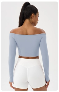 Détail arrière du haut de yoga bleu clair à manches longues et du short de sport blanc serré