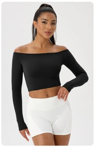 Détail du crop top de yoga noir à épaules dénudées avec manches longues en tricot élastique