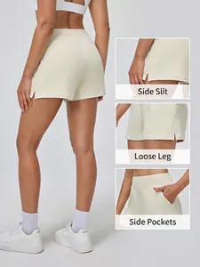 Short de sport beige à taille haute avec fentes latérales, coupe ample et poches de yoga