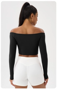 Vue arrière du crop top de yoga noir à épaules dénudées avec tissu extensible et ajusté
