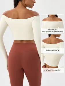 Ensemble de yoga slim avec haut crème à épaules dénudées et legging rouge brique