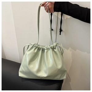 Détail du sac cabas plissé vert clair avec cordon de serrage et nœud argenté