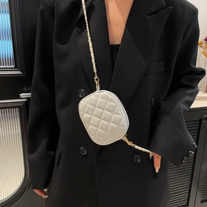 Mini sac à bandoulière matelassé blanc avec chaîne en métal et texture élégante en similicuir