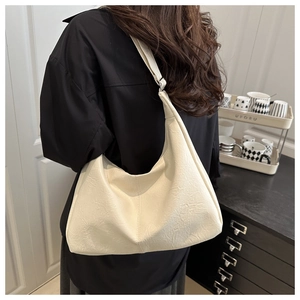 Detail of the vintage cream oversized tote bag with wrinkled faux leather texture