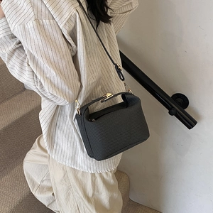 Sac à main carré minimaliste grande capacité avec boucle métal et bandoulière en gris foncé