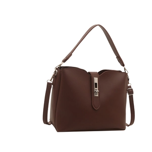 Sac bandoulière minimaliste marron foncé en cuir avec fermoir en métal et sangle