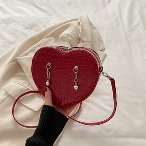 Crocodile Embossed Heart Shaped Shoulder Bag For Women Metal Chain Heart Pendant Chic PU Leather Underarm Crossbody Bag Daily Messenger Bag