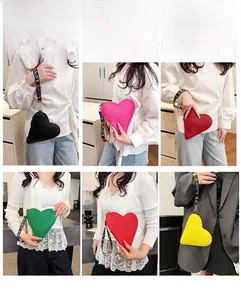 Herzförmige Handtaschen in sechs Farben mit bunten LOVE-Handschlaufen im Set