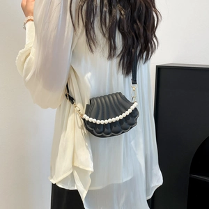 Sac bandoulière noir chic en forme de coquille avec bandoulière perle et texture cuir