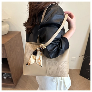 Détail d'un sac cabas beige en patchwork avec texture serpent et foulard en soie
