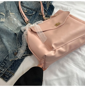 Rosa Hobo-Tasche aus Kunstleder mit weißer Spitzen-Schleife und goldener Schließe