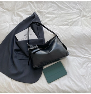 Black large-capacity retro tote bag with smooth finish and detachable small coin pouch