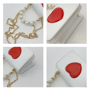 Détails du mini sac bandoulière blanc avec cœur rouge et bandoulière en perles