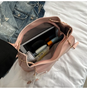 Geräumiger Innenraum der rosa Shopper Tasche mit Fächern für Kosmetik und Zubehör