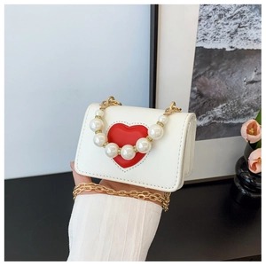 Détail du mini sac bandoulière blanc avec cœur rouge et poignée en perles