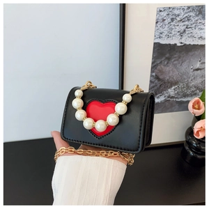 Mini sac bandoulière en cuir noir avec cœur rouge et poignée en perles élégante