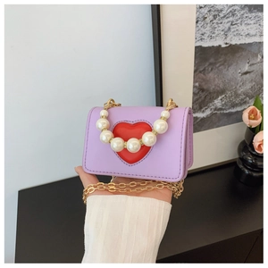 Mini sac bandoulière lavande avec écusson cœur rouge et poignée en perles élégante