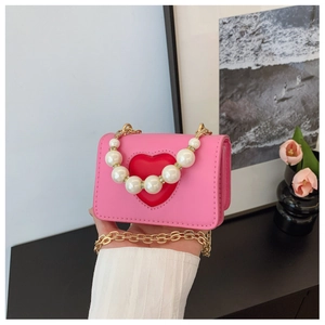 Mini sac bandoulière rose avec cœur rouge et grande poignée en perles en décor de vie