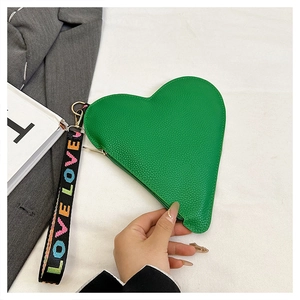 Detail der grünen herzförmigen Tasche mit Litschi-Lederstruktur und Love-Handschlaufe