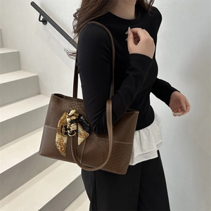 Grand sac cabas marron foncé en cuir avec motif crocodile et foulard décoratif élégant