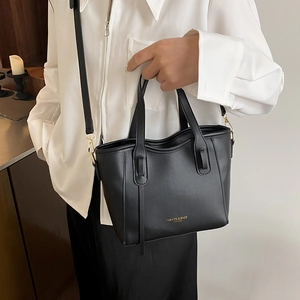 Elegante borsa tote nera a contrasto con manico e tracolla per lo stile primaverile 2025