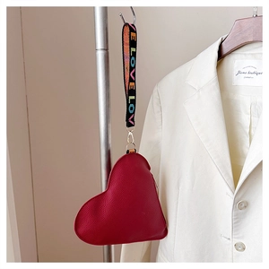 Detailansicht der roten Herz-Handtasche aus Leder mit buntem LOVE-Webarmband