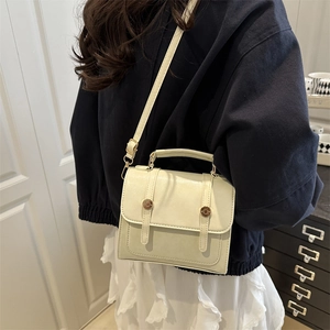 Sac à bandoulière carré rétro blanc crème en similicuir avec boucle dorée