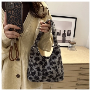 Détail du sac hobo en peluche léopard avec fermeture éclair argentée et texture douce