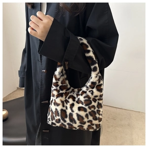 Détail d'un sac à main en fausse fourrure léopard porté par un mannequin en manteau