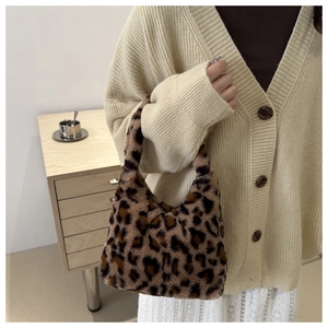 Détail de la texture léopard en fausse fourrure douce avec poignée supérieure chic