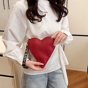 Rote Leder-Clutch in Herzform mit LOVE-bedruckter Handschlaufe für Damen im Retro-Look