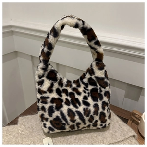Détail de la texture douce en fausse fourrure léopard sur un sac à main pour femme