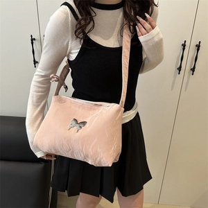 Sac bandoulière rose plissé chic avec papillon argenté et large bandoulière tendance