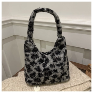 Détail du sac à main en peluche imprimé léopard avec une texture douce et étiquette