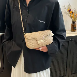 Sac à bandoulière matelassé beige chic avec chaîne dorée et fermoir rotatif métallique