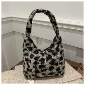 Gros plan du sac à main en peluche léopard avec texture douce en fausse fourrure