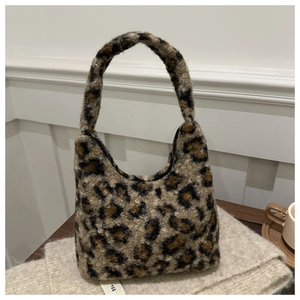 Détail d'un sac hobo en fausse fourrure léopard avec fermeture éclair et décor d'hiver