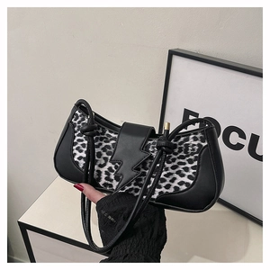 Détail du sac baguette à imprimé léopard noir et blanc avec boucle éclair originale