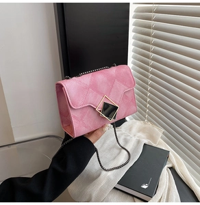 Détails d'un sac à chaîne rose avec texture de luxe et fermoir géométrique élégant