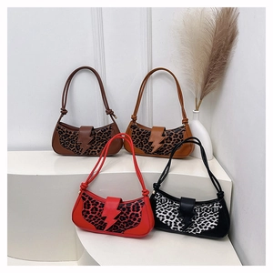 Détails des sacs sous le bras en patchwork léopard avec fermoirs magnétiques en éclair