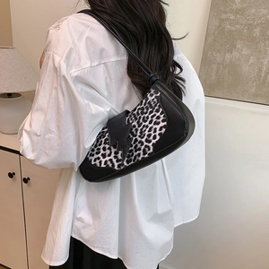 Sac sous le bras demi-lune à imprimé léopard avec écusson éclair noir et bandoulière