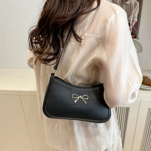Sac sous le bras en cuir noir minimaliste avec une boucle dorée en forme de nœud