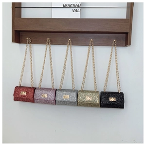 Détail de mini sacs à paillettes multicolores avec chaîne dorée et fermoir rotatif