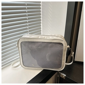 Détail d'un sac Ita blanc tendance avec fenêtre en filet gris et fermeture éclair argentée
