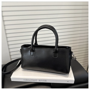 Dettaglio della borsa nera rettangolare con goffratura FASHION e fibbie in metallo